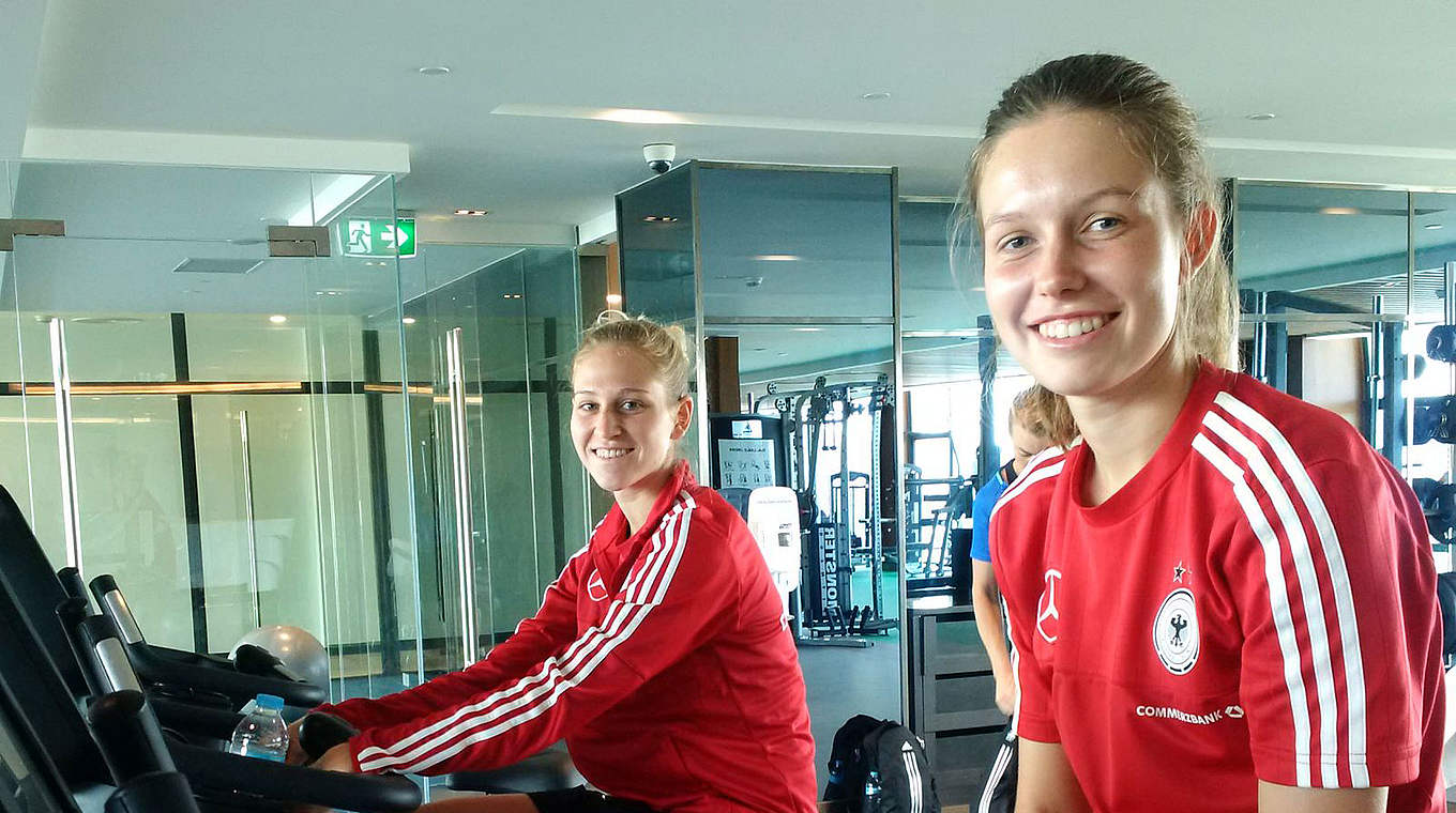 "Wir sind ein super Team": Jana Feldkamp (r.) mit Saskia Matheis und den U 20-Frauen © DFB