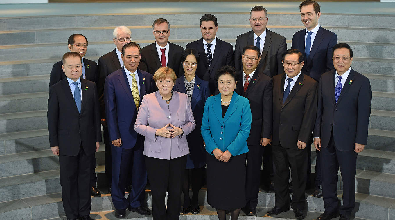 Ortstermin im Kanzleramt: Vertreter Chinas und Deutschlands signieren Vereinbarung © DFB/Witters