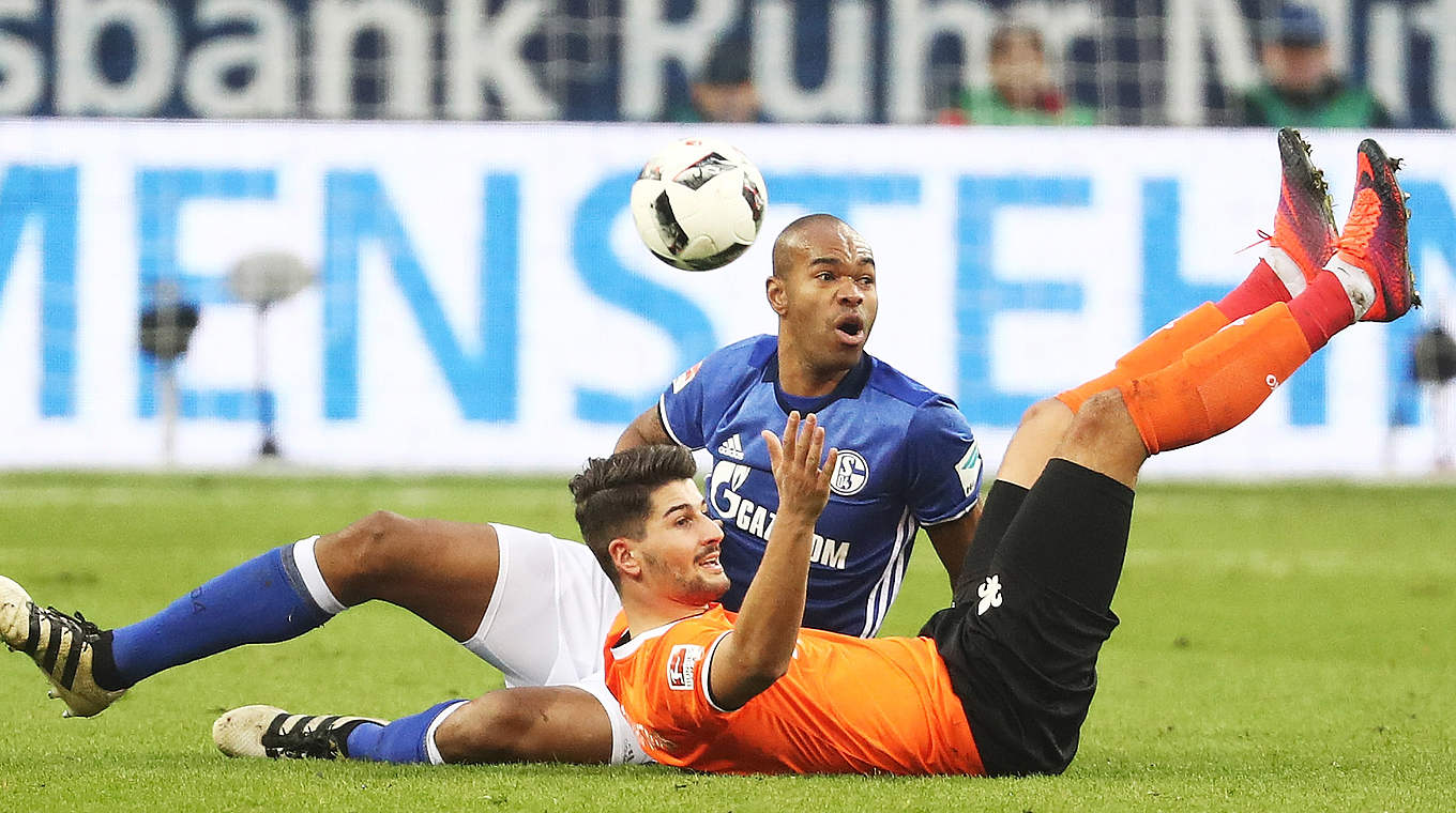 Duell am Boden: Schalkes Naldo (hinten) gegen den Darmstädter Antonio Colak © 2016 Getty Images