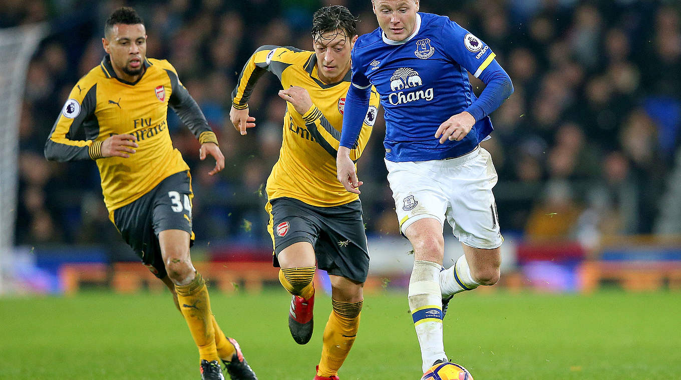 Rückschlag für Mesut Özil (M.) und den FC Arsenal: Niederlage beim FC Everton © 2016 Getty Images
