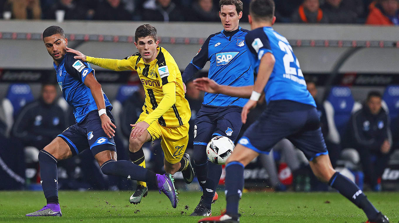 Ein Dortmunder gegen drei Hoffenheimer: Christian Pulisic (2.v.l.) im Zweikampf © 2016 Getty Images