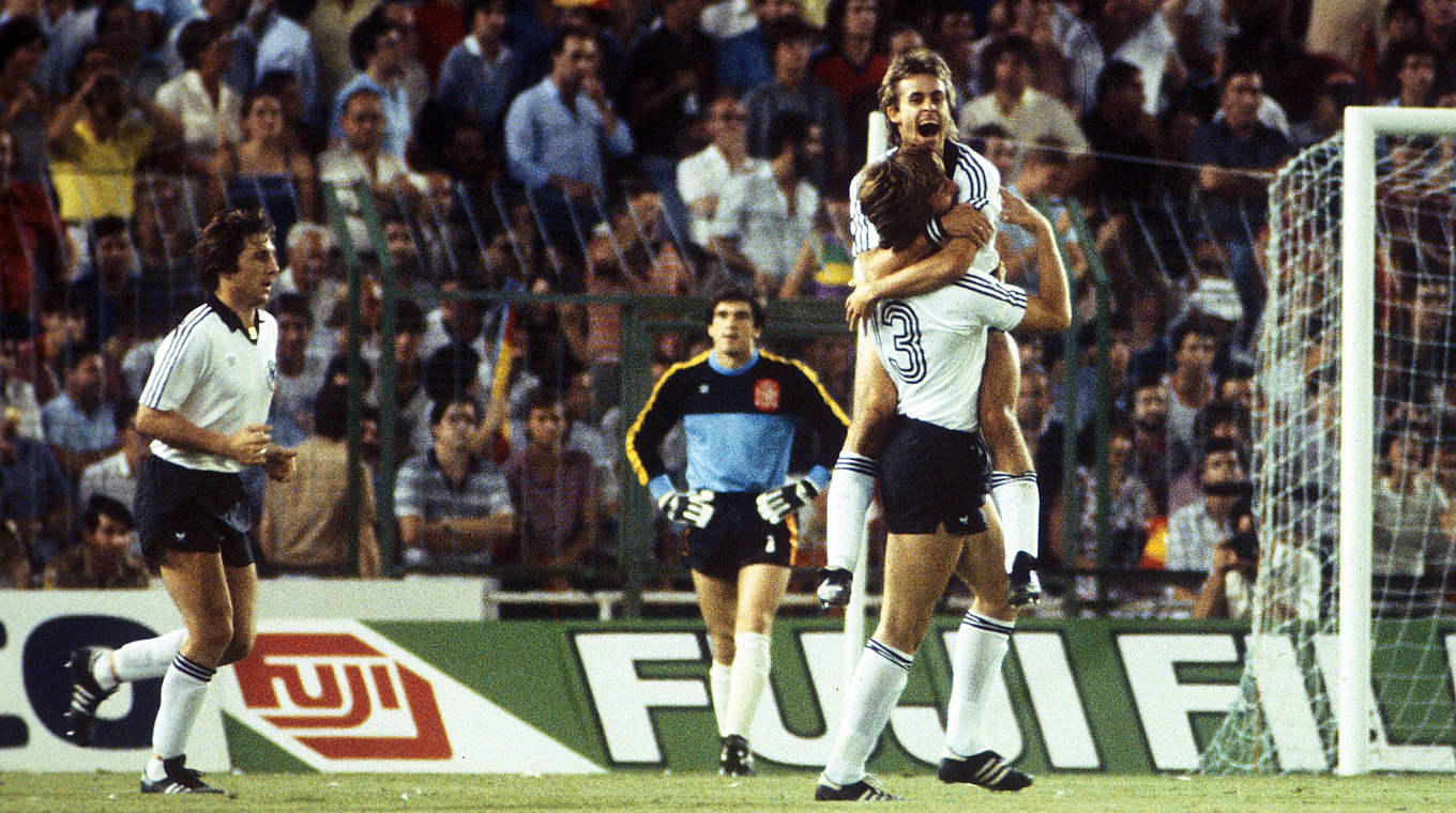 Jubel nach Littbarskis Tor zum 1:0 gegen Spanien bei der Weltmeisterschaft 1982 © imago