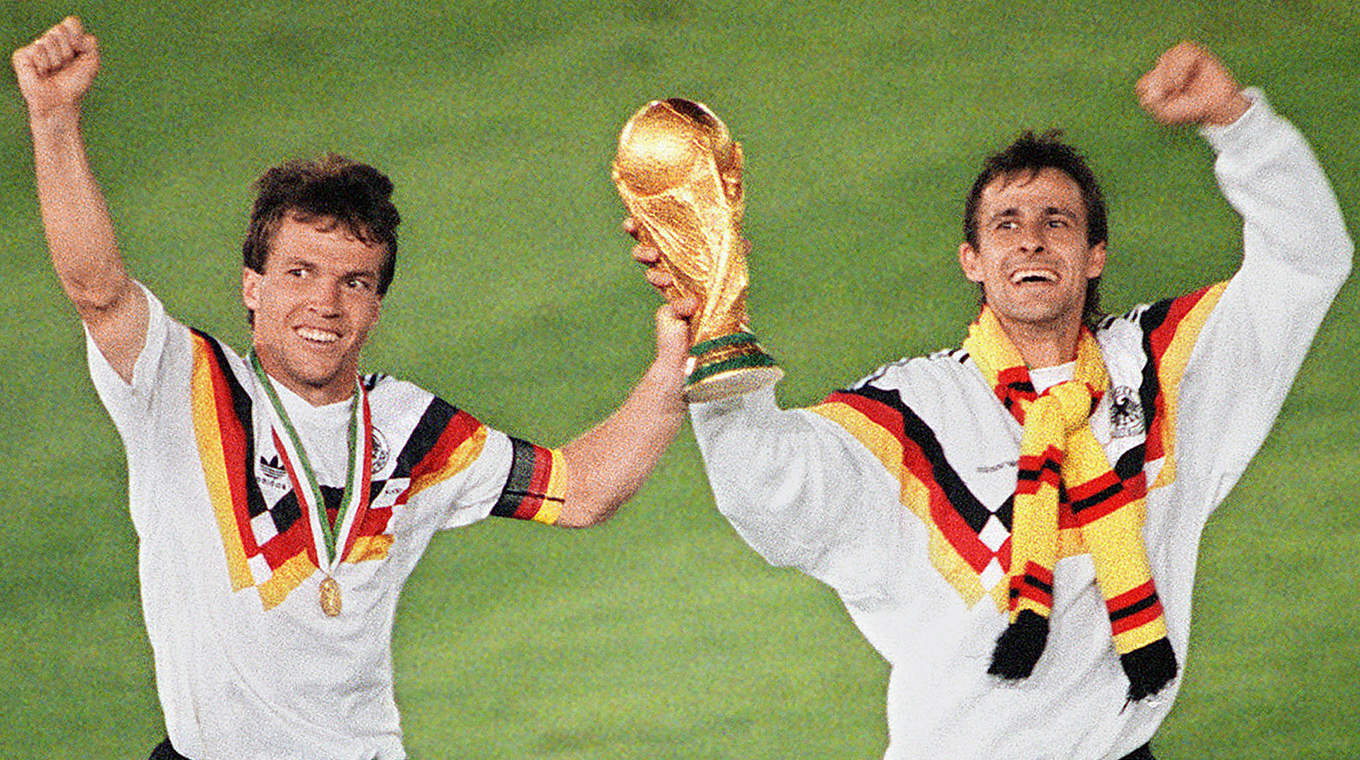 Legenden unter sich: Lothar Matthäus (l.) und Pierre Littbarski mit dem WM-Pokal © Getty Images