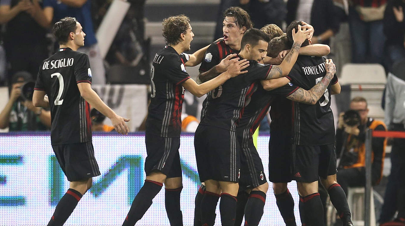 Großer Jubel: Der AC Mailand feiert seinen Triumph im italienischen Supercup © 2016 Getty Images