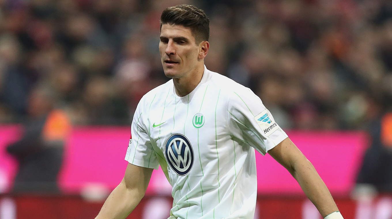 Trifft per Handelfmeter zur Wolfsburger Führung: Nationalspieler Mario Gomez  © 2016 Getty Images
