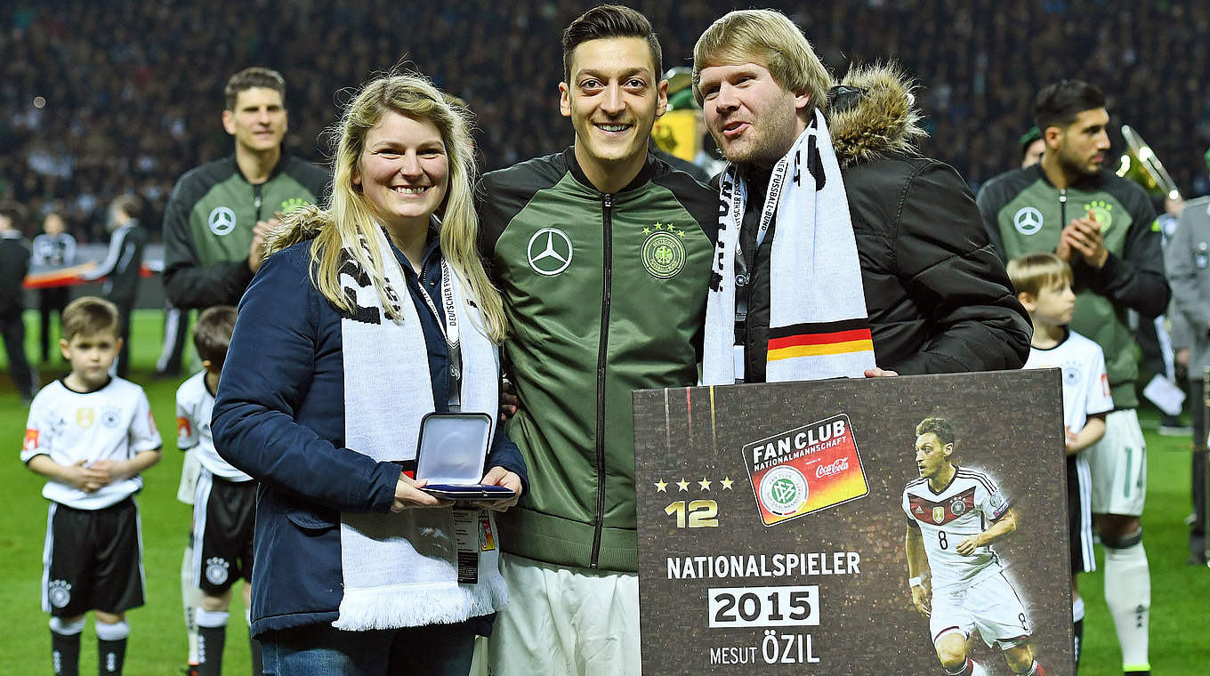 Bereits zum fünften Mal "Nationalspieler des Jahres": Mesut Özil (M.) © 2016 Getty Images