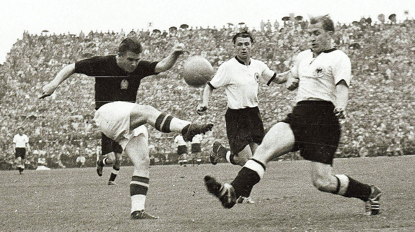 Finalduell mit Fußballlegende: Liebrich (r.) im WM-Endspiel 1954 gegen Ungarns Puskas © imago sportfotodienst