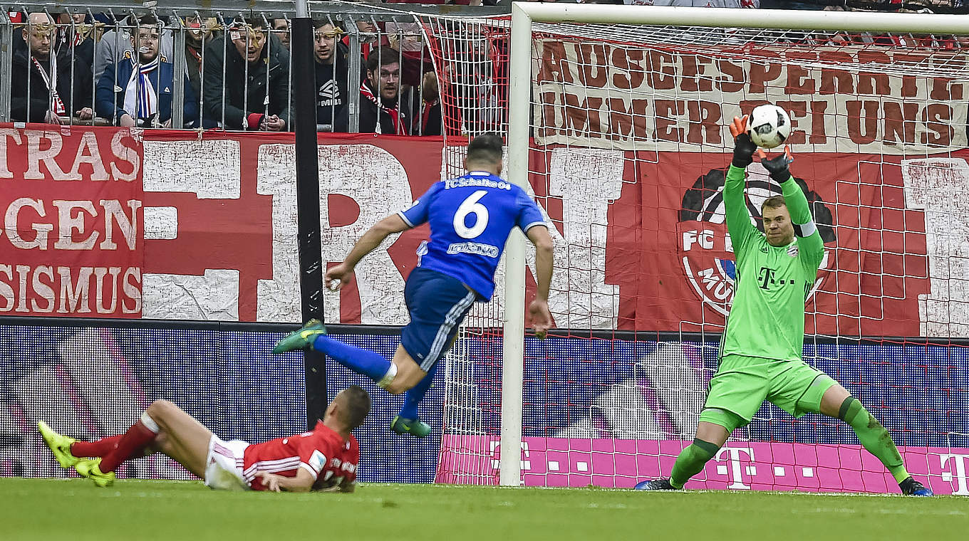 Neuer made an important save from Sead Kolasinac to keep Bayern on level terms in the first half.  © Getty Images