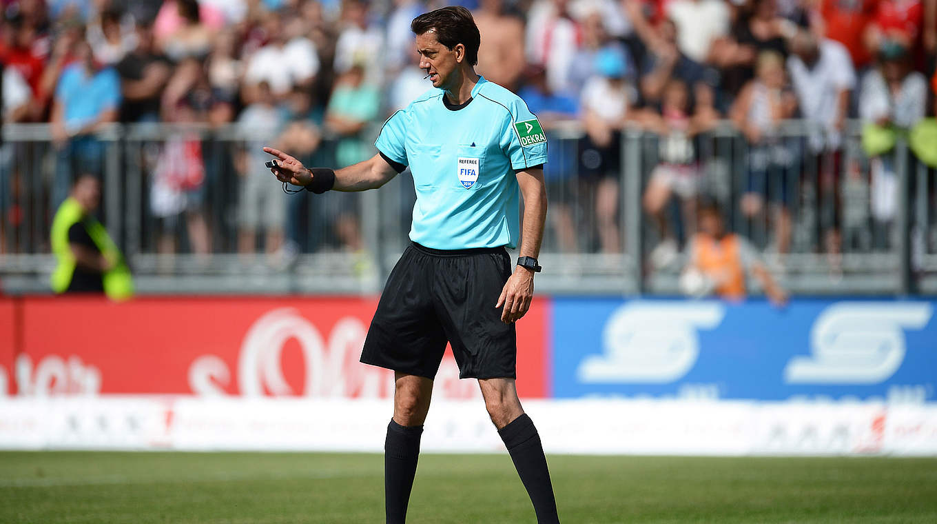 Leitet das 214. Spiel in der Bundesliga: FIFA-Referee Manuel Gräfe © 2016 Getty Images