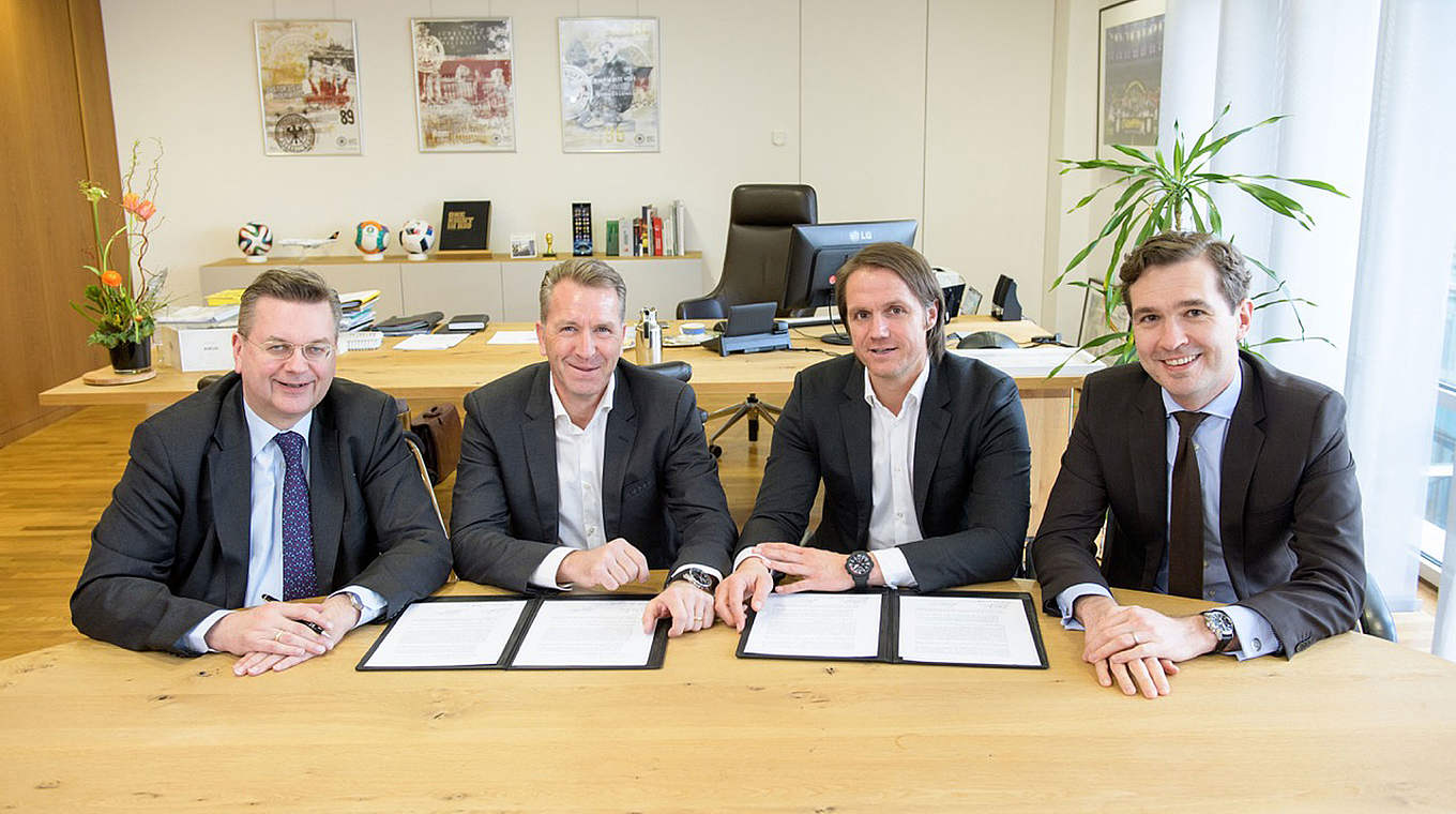 Vertragsverlängerung beim DFB in Frankfurt: Grindel, Köpke, Schneider und Curtius (v.l.) © GettyImages