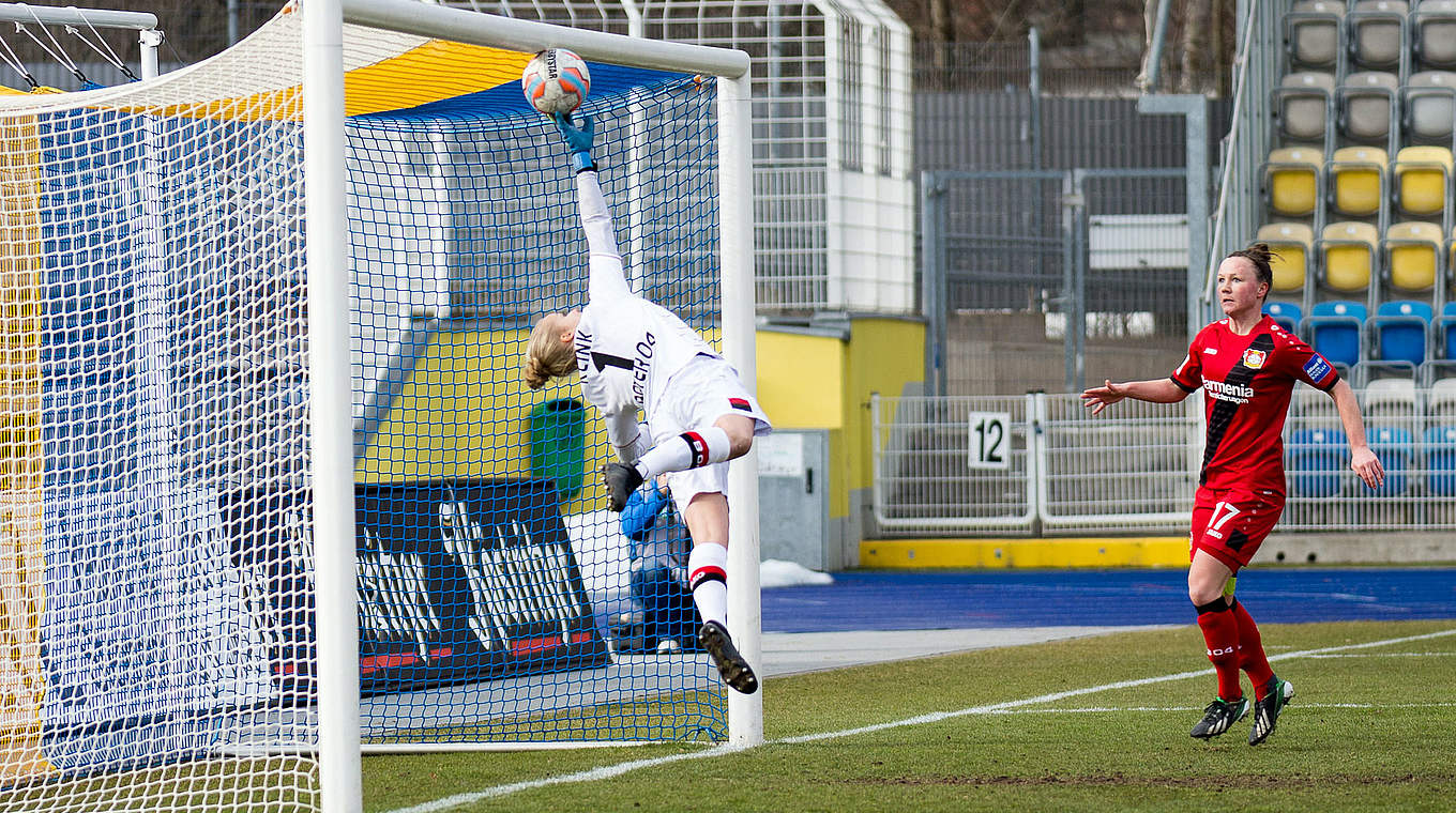 Akrobatische Rettungstat: Leverkusens Keeperin Anna Klink (l.) verhindert Jenas Sieg © Jan Kuppert