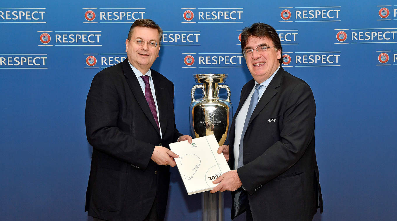 "Professionelle Bewerbung": DFB-Präsident Grindel mit UEFA-"General" Theodoridis (r.) © 2017 UEFA