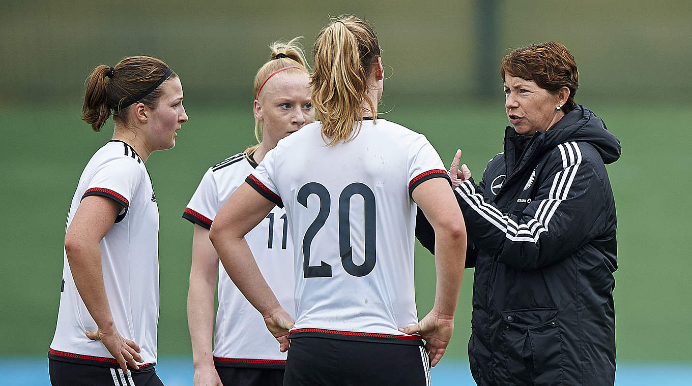In knapp sechs Wochen geht es los: DFB-Trainerin Meinert (r.) und ihr Team © 2017 Getty Images