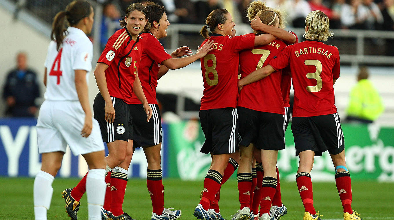 Англия 2. Англия Германия женщины. Женщины Англия Германия финал. Германия 2009. Суперкубок УЕФА Хельсинки.