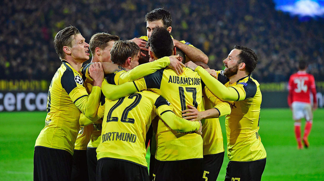 Kollektiver Jubel: Dortmund feiert den souveränen Einzug ins Viertelfinale © 2017 Getty Images