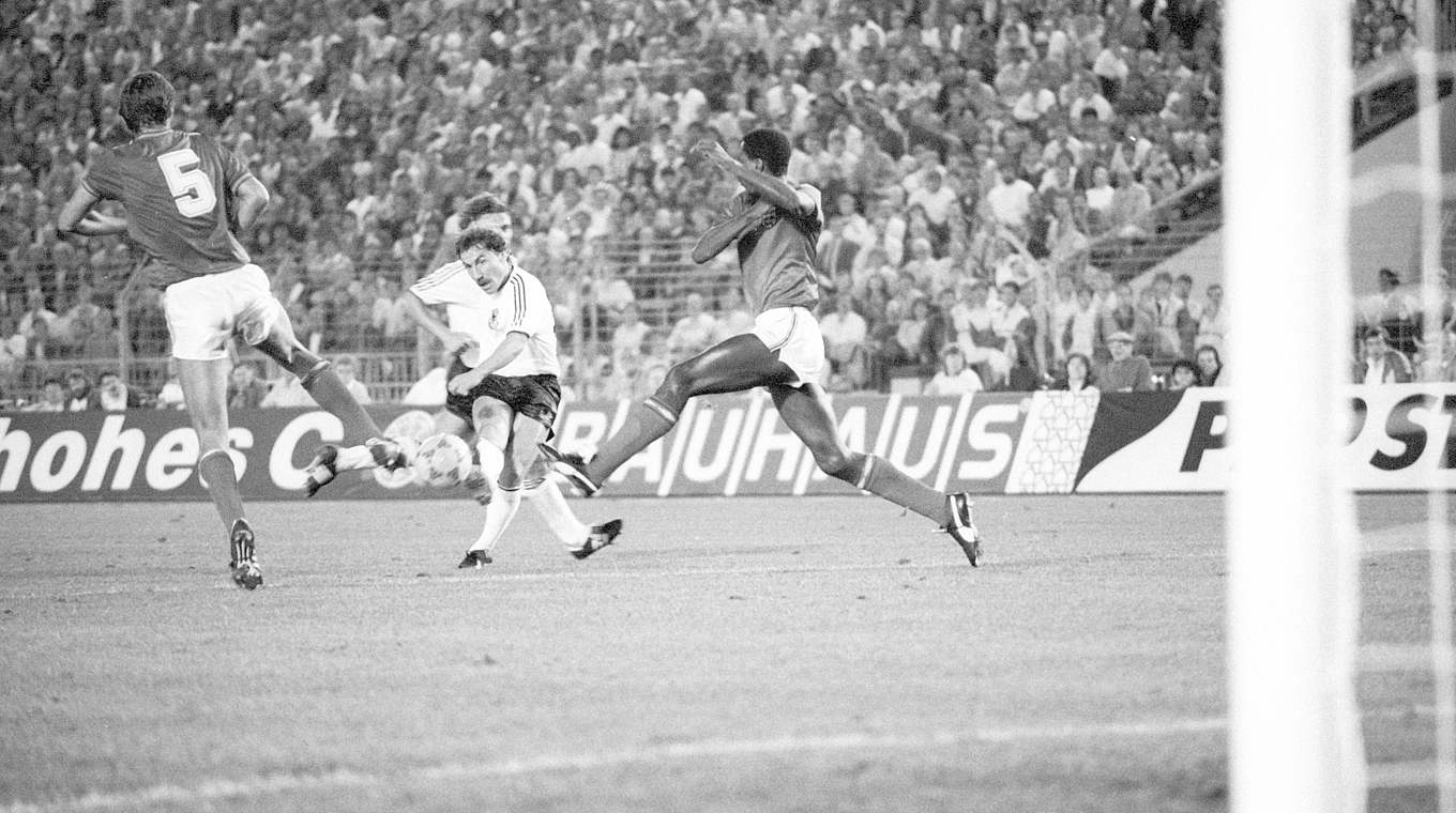 Der letzte Heimsieg gegen England: Wuttke (M.) trifft beim 3:1 in Düsseldorf 1987 © imago sportfotodienst