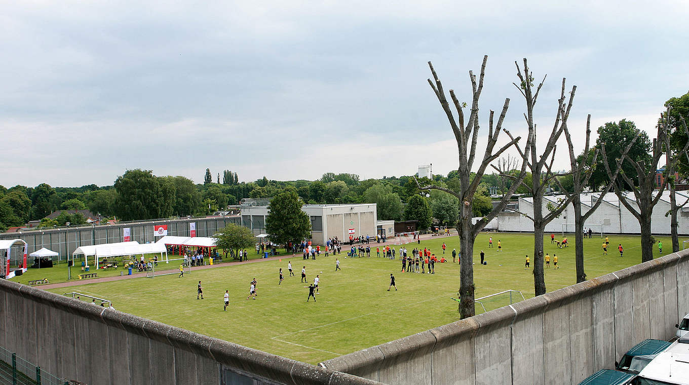 Begegnungsstätte für Resozialisierung durch Fußball: der Platz in der JSA Berlin © Carsten Kobow