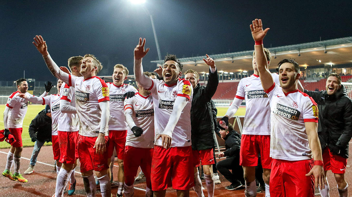 Bejubeln den Auswärtssieg: die Spieler der KSV Hessen Kassel © imago/Jan Huebner