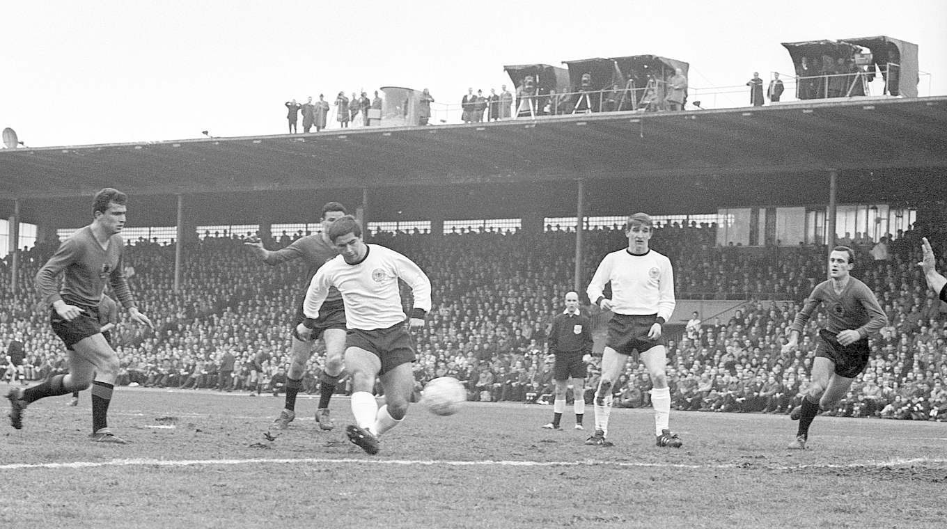 Vier Tore im EM-Qualifikationsspiel gegen Albanien 1967: Gerd Müller (v.) © imago sportfotodienst