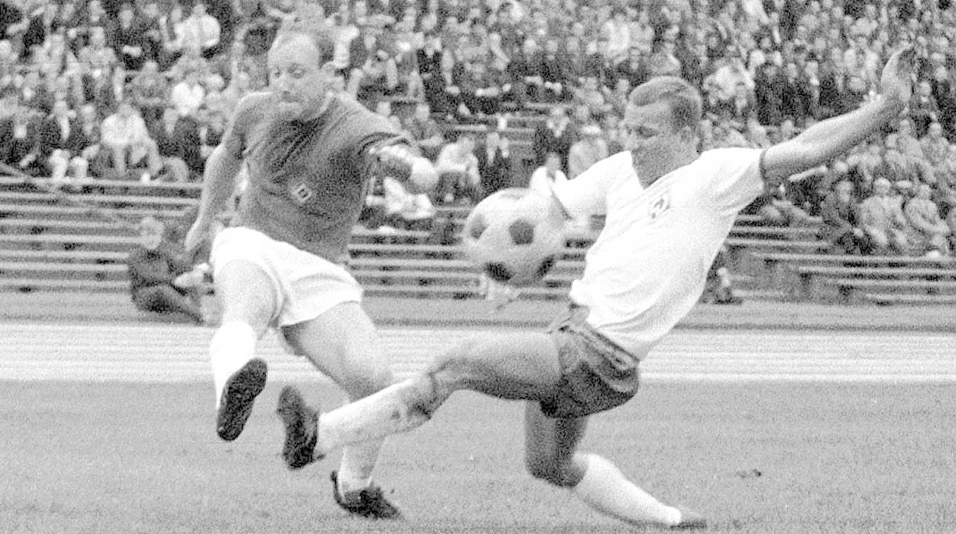 Höchster Auswärtssieg I: HSV-Star Seeler (l.) beim 4:1 gegen Bremens Höttges 1967 © Imago