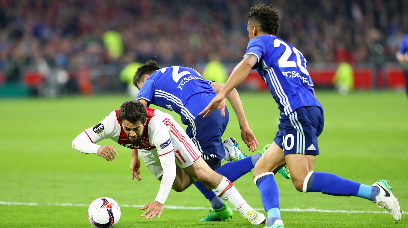 Elfmeter für Ajax: Alessandro Schöpf (M.) zieht Amin Younes (l.) zu Boden © 2017 Getty Images