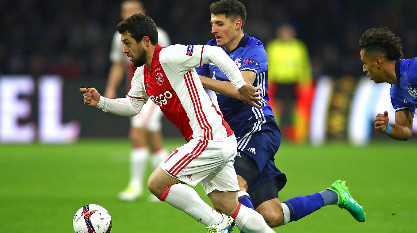 Von Schalke meist nicht zu stoppen: Amsterdams Amin Younes (l.) © 2017 Getty Images