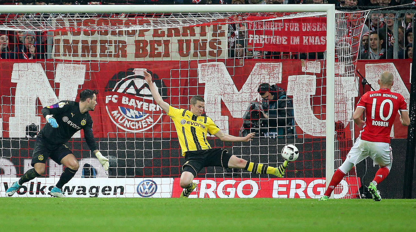 Torwart Roman Buerki Borussia Dortmund 38 Sven Bender Borussia Dortmund 6 klär den Ball auf der © imago/Eibner