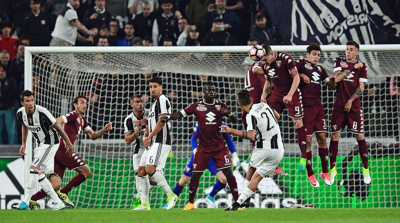 Remis im Stadtderby: Juventus und Sami Khedira (4.v.l.) gleichen spät aus © AFP/Getty Images