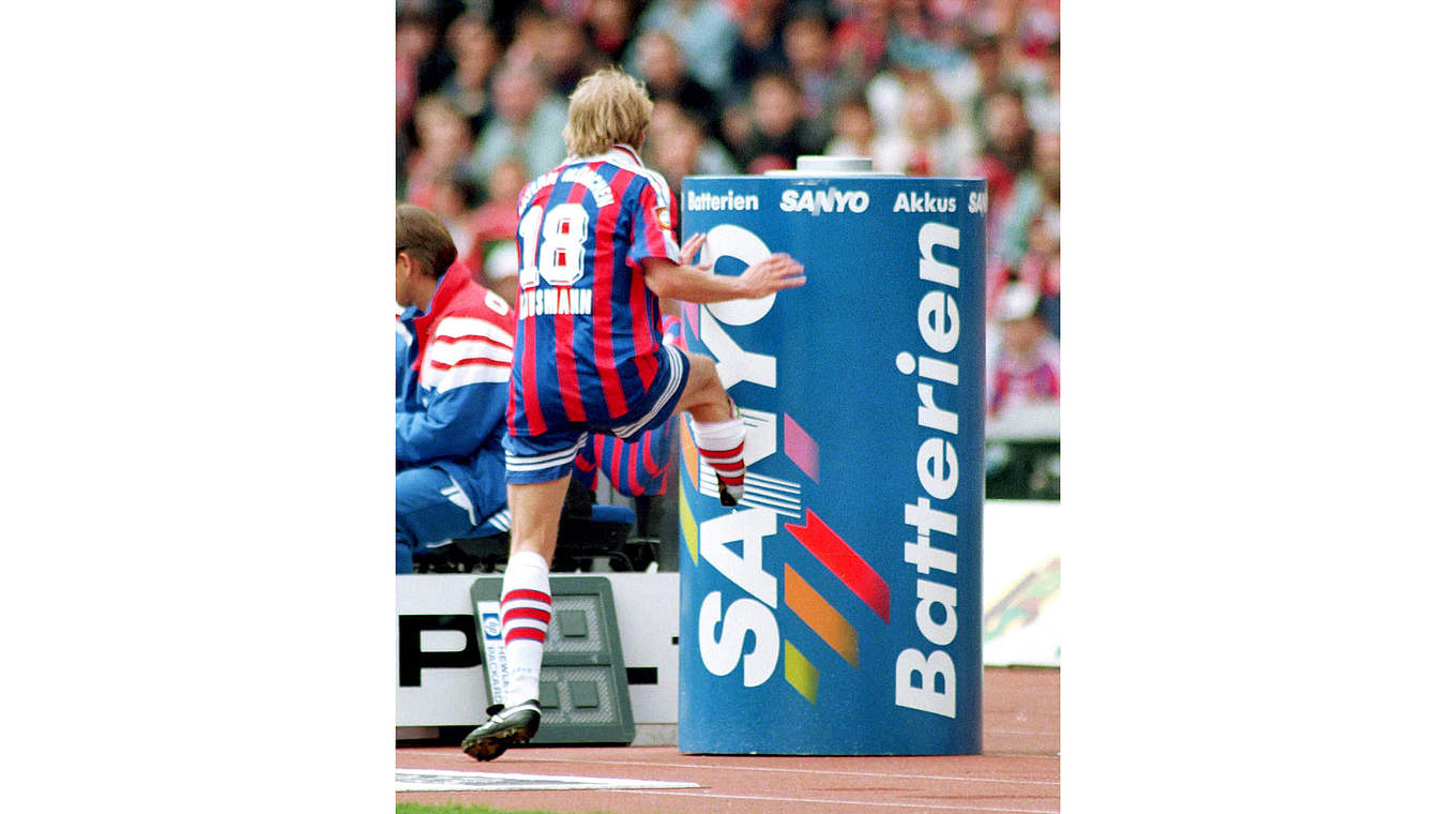 Jürgen Klinsmann,Bayern München,Tonne,Tritt © imago