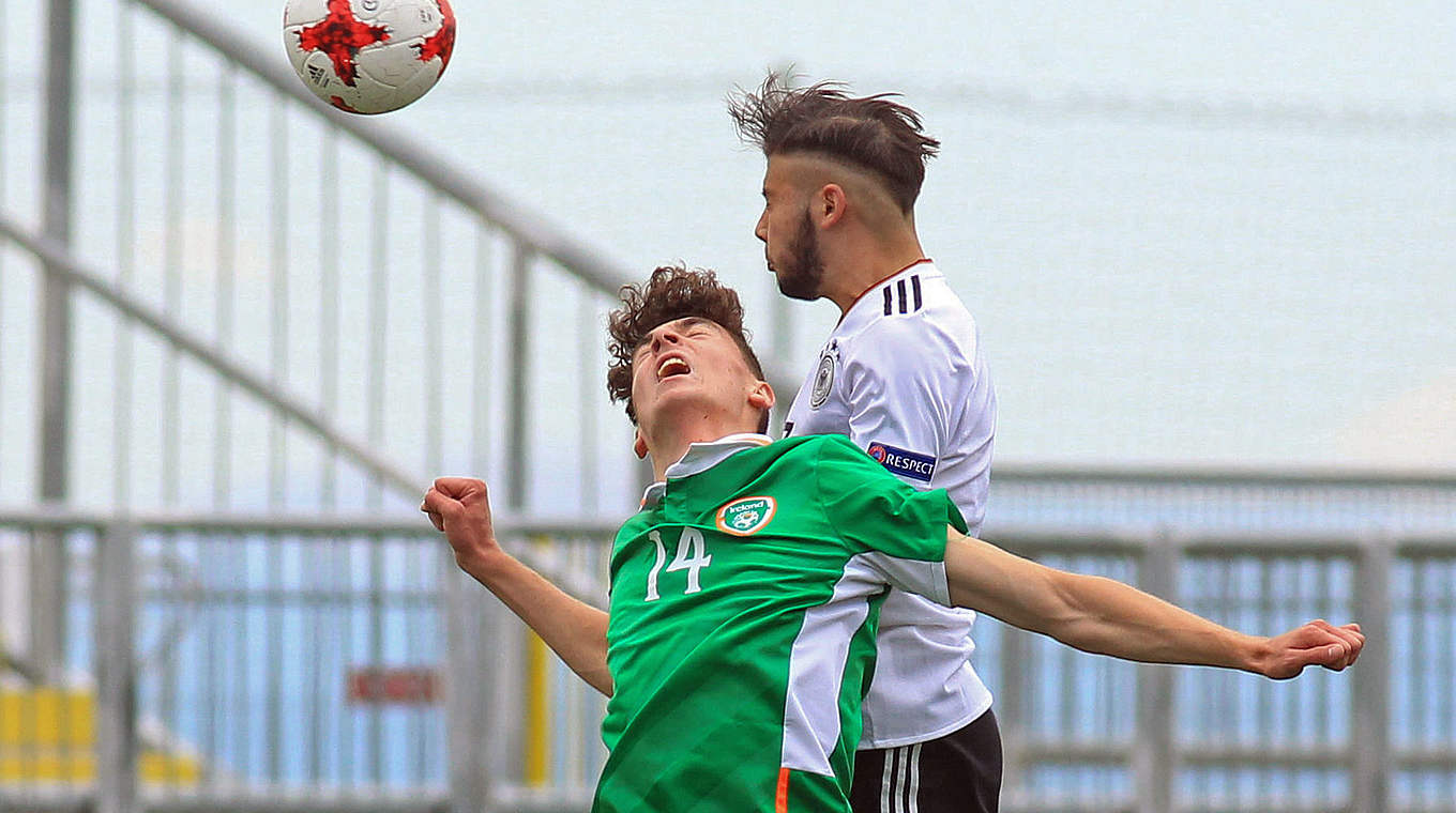 Sieger im Kopfballduell gegen Irlands Richard O'Farrell: Sahverdi Cetin (r.) © UEFA-Sportsfile