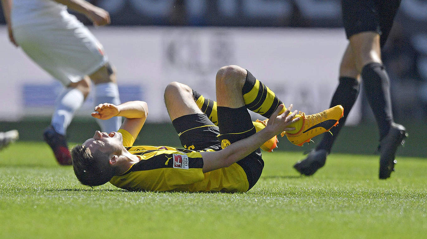 Schwere Verletzung am Sprunggelenk: Julian Weigl muss monatelang aussetzen © imago/MIS