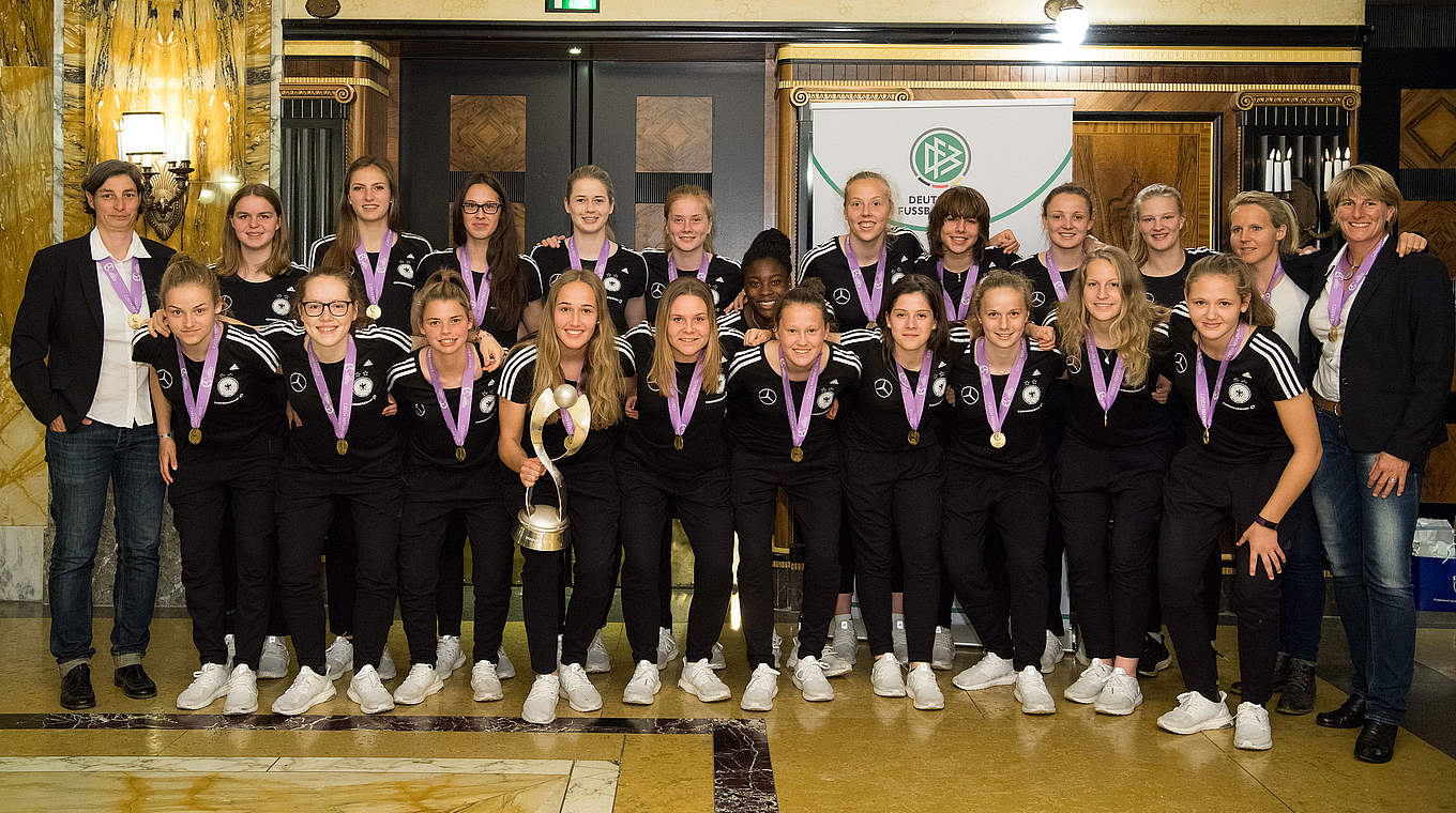 U17-Juniorinnen,EM,Titel,Pokal,Trophäe © 2017 Getty Images