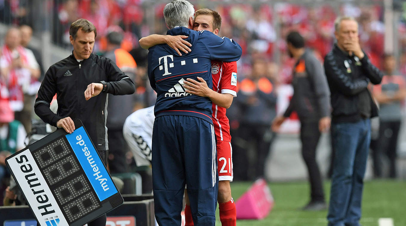 Dankeschön vom Mister nach 87 Minuten: Trainer Ancelotti umarmt Kapitän Lahm © 2017 Getty Images