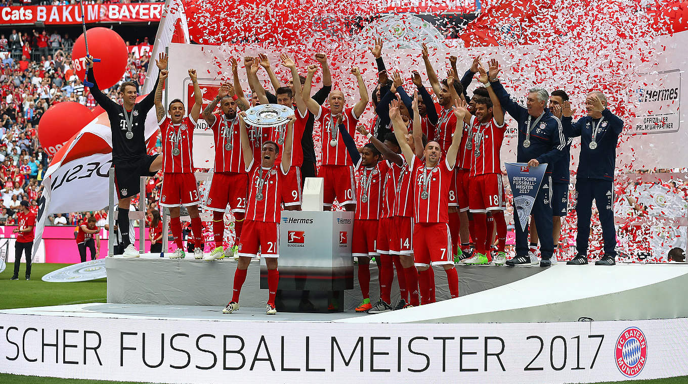 Da ist das Ding: Lahm ist zum achten Mal Meister, Bayern zum fünften Mal in Folge © 2017 Getty Images