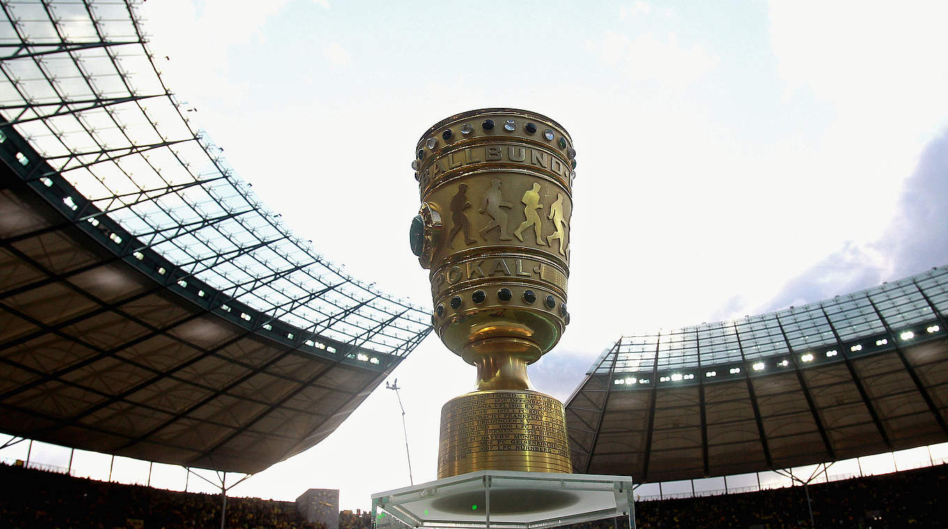 52 cm hoch, 5,7 kg schwer: Der DFB-Pokal ist im deutschen Fußball begehrt © 2012 Getty Images