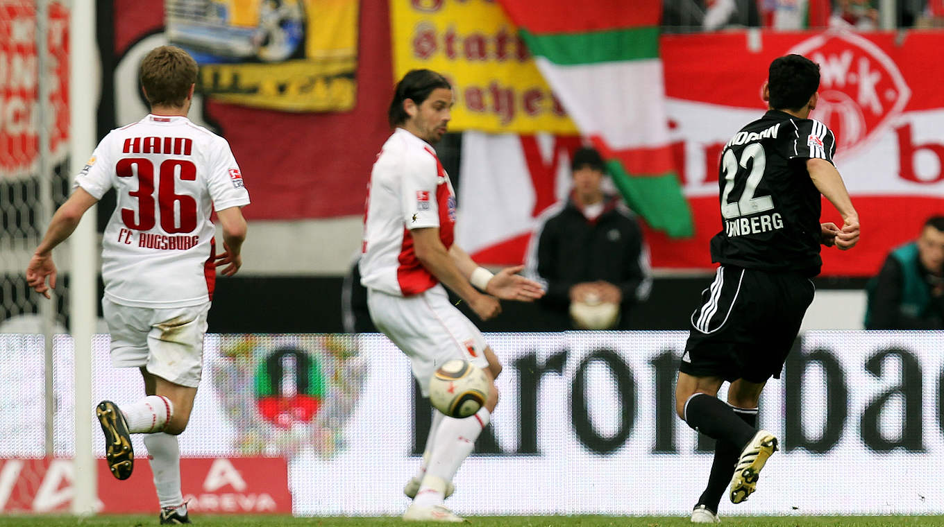 Sieg im Bayern-Duell: Ilkay Gündogan (r.) trifft 2010 im Rückspiel gegen Augsburg © 2010 Getty Images