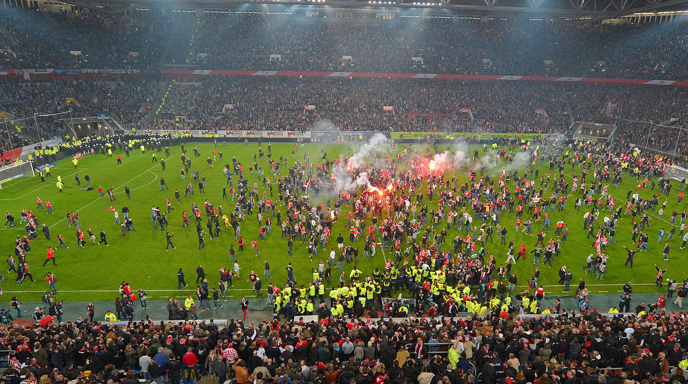 Chaos in Düsseldorf 2012: Fortuna-Anhänger betreten in der 88. Minute das Spielfeld © 2012 Getty Images