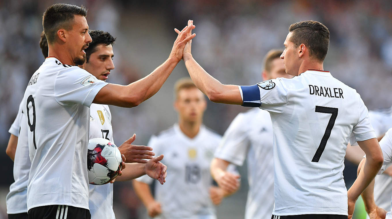 Führte das DFB-Team wieder als Kapitän an: Julian Draxler (r.) © 2017 Getty Images