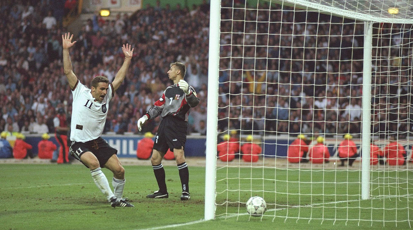 EM-Finale gegen Tschechien 1996: Kuntz (l.) feiert das Golden Goal durch Bierhoff © Getty Images
