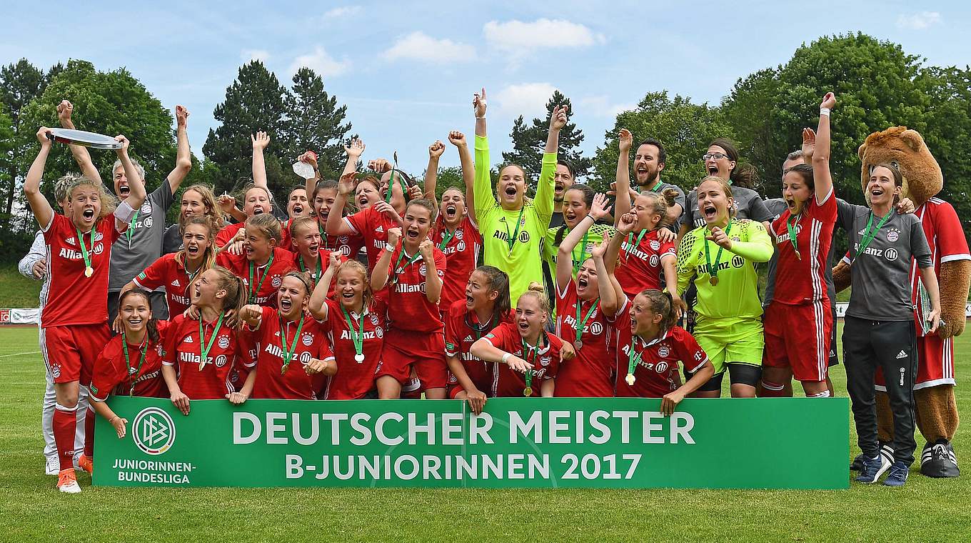 Große Party nach der Übergabe: Bayern feiert seinen Erfolg mit der Meisterschale © 2017 Getty Images