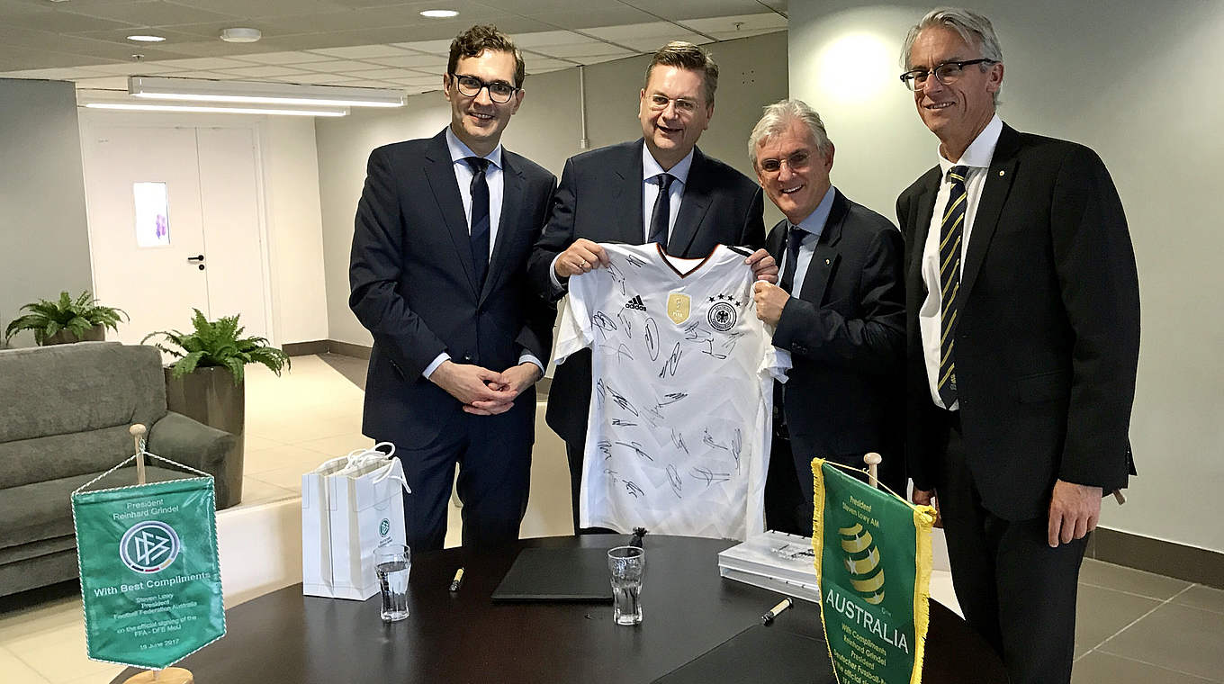 Kooperation bis 2019 vereinbart: Curtius und Grindel (v.l.) unterzeichnen für DFB © FIFA