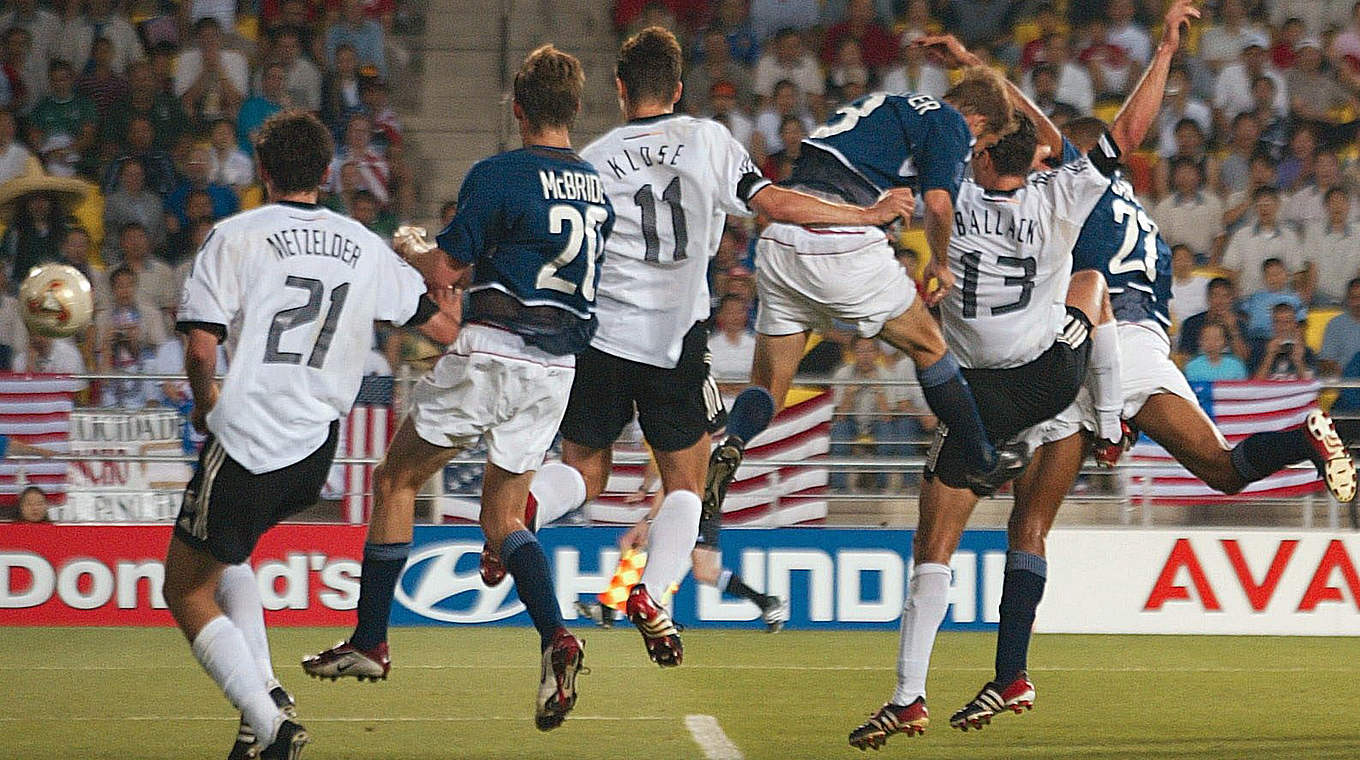 Köpft Deutschland ins Halbfinale: Ballack (2.v.r.) bei der WM 2002 gegen die USA © Bongarts