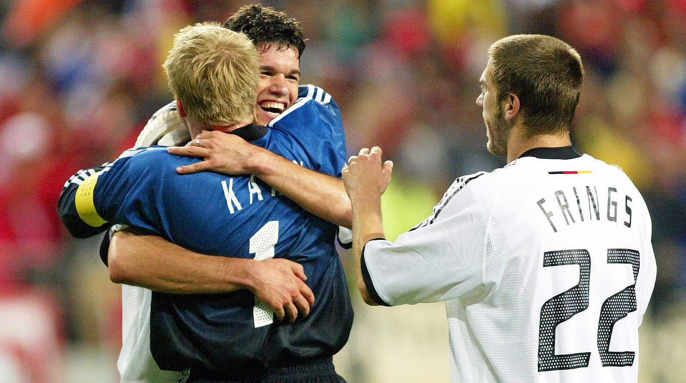 Die Matchwinner im WM-Halbfinale 2002: Torwart Oliver Kahn umarmt Michael Ballack © Bongarts