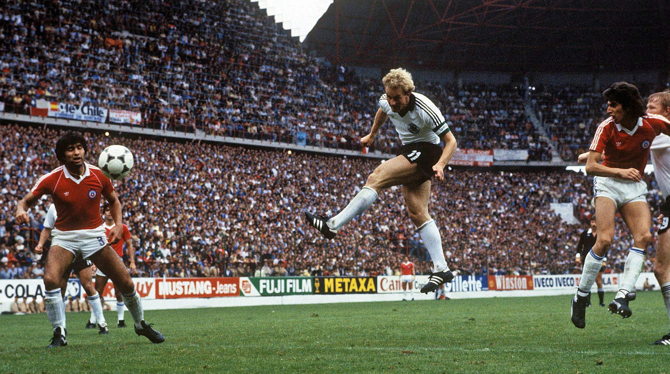 Unbedrängt zum Kopfballtor: Rummenigge (M.) im WM-Gruppenspiel 1982 gegen Chile © Imago