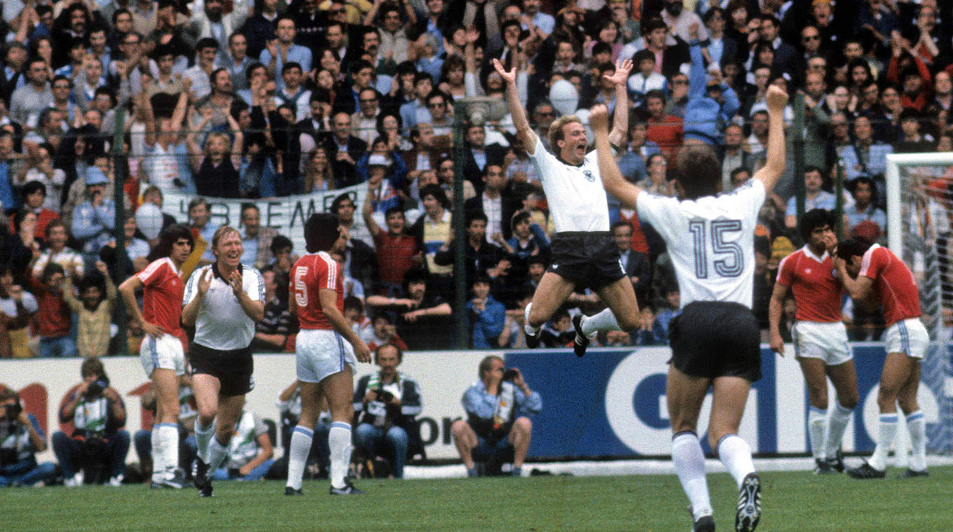 Matchwinner bei der WM 1982: Rummenigge (M.) trifft dreimal gegen Chile © imago sportfotodienst