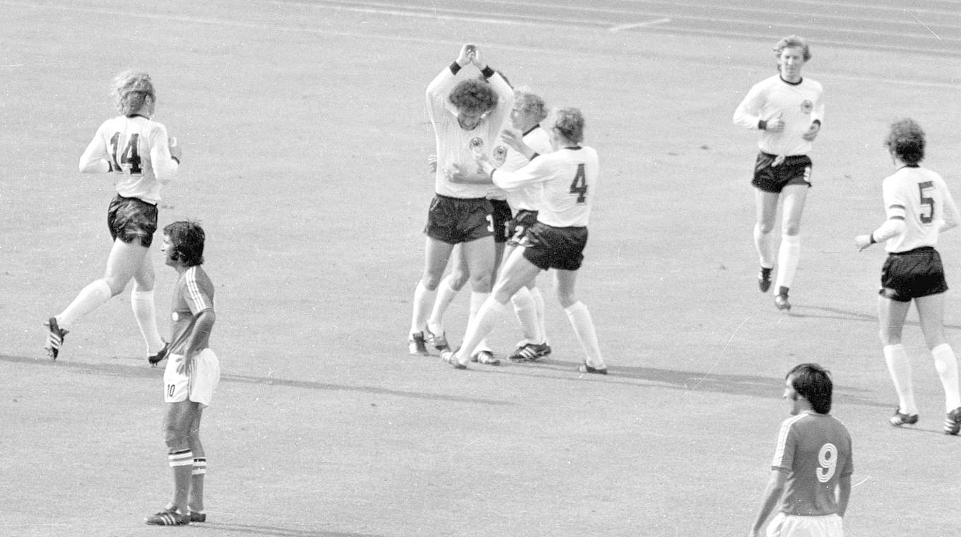 Erzielt gegen Chile das erste Tor bei der WM 1974 in Deutschland: Paul Breitner (3.v.l.) © imago/Horstmüller