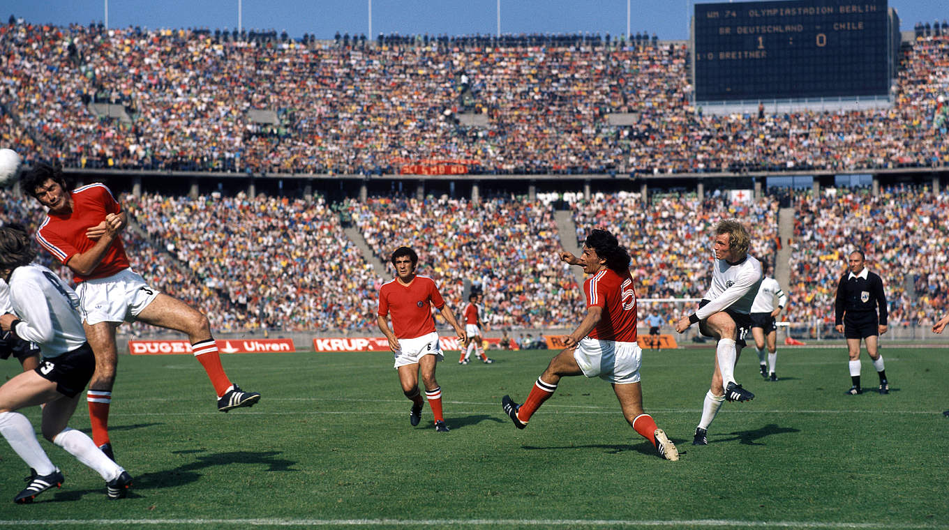 Gute Haltungsnoten: Uli Hoeneß (r.) beim 1:0 gegen Chile in Berlin bei der WM 1974 © imago sportfotodienst