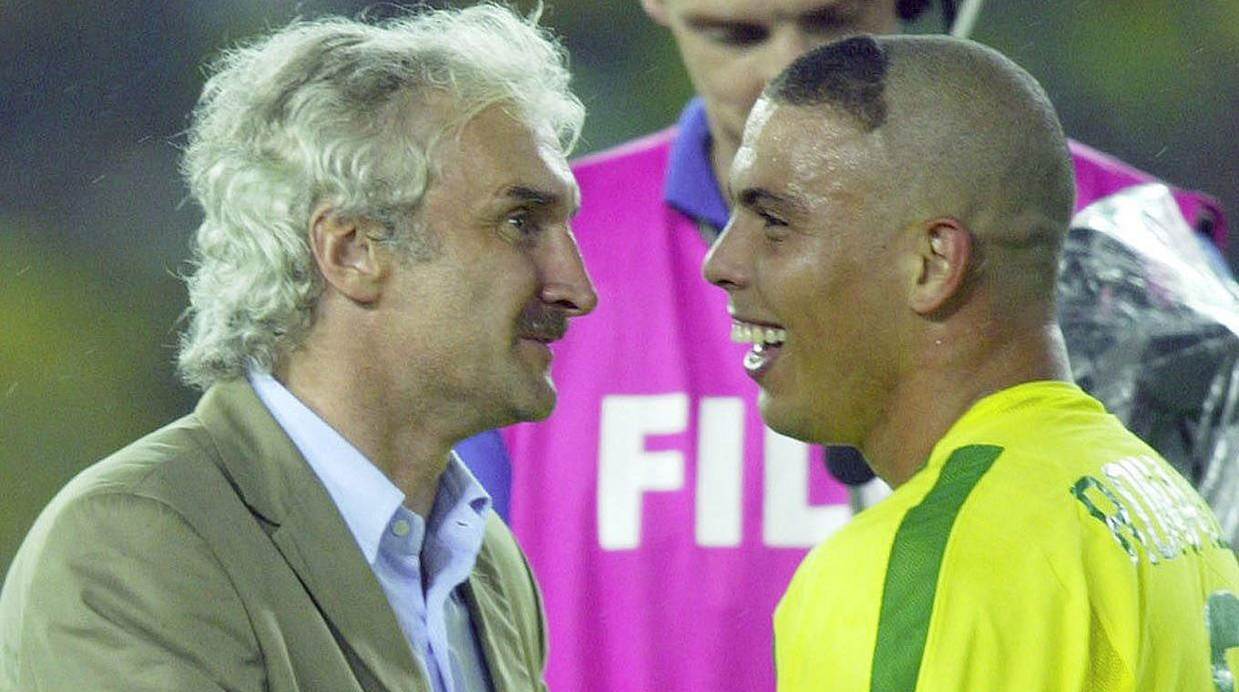 Im Gespräch mit Weltstar Ronaldo: Völler (l.) führt Deutschland 2002 ins WM-Finale © Bongarts