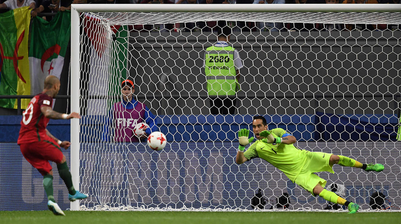 Bravouröser Bravo: Im Halbfinale gegen Portugal wehrt Chiles Torhüter drei Elfmeter ab © 2017 Getty Images