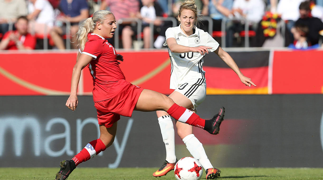 Hat drei Länderspiele bestritten: Carolin Simon (r.) vom SC Freiburg © 2017 Getty Images
